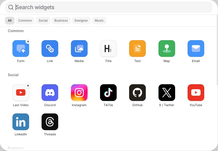 Avelyのウィジェット選択画面。Search widgetsの検索バー、All、Common、Social、Business、Designer、Musicのタブ、Form、Link、Media、Title、Text、Map、Email、Last Video、Discord、Instagram、TikTok、GitHub、X、YouTube、LinkedIn、Threadsのアプリアイコン