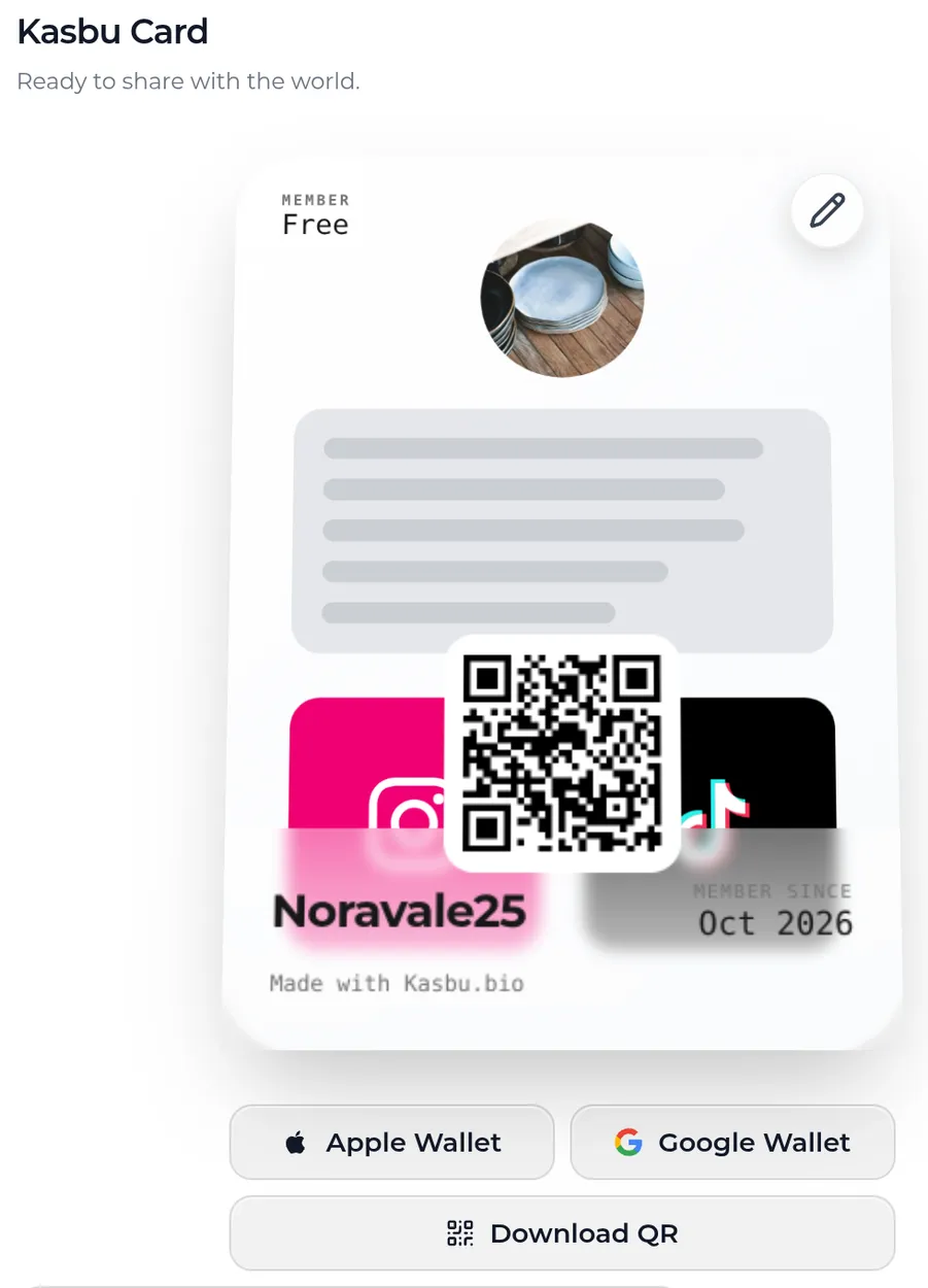Kasbuの設定画面にあるKasbuカード。プロフィール写真は陶器のボウル、プランはFree、QRコード、名前はNoravale25、Member since Oct 2026、その下にApple Wallet、Google Wallet、Download QRのボタン