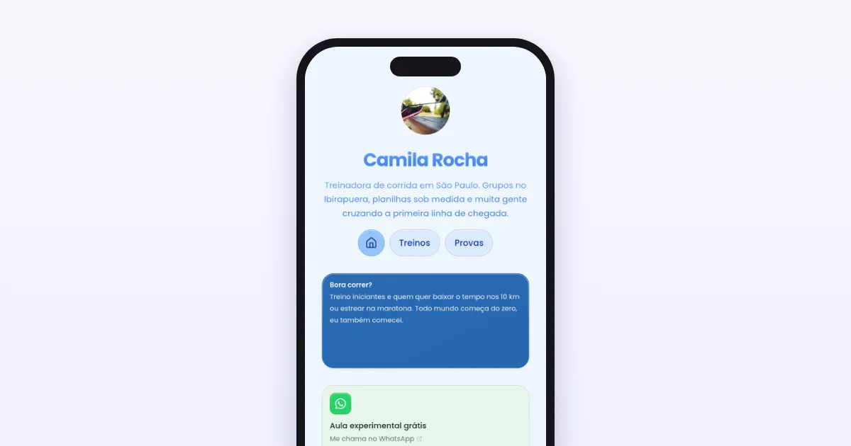 Um celular com uma página demo real do Kasbu como cartão de visita virtual: Camila Rocha, treinadora de corrida fictícia em São Paulo, com foto, bio curta, abas e um card de contato pelo WhatsApp
