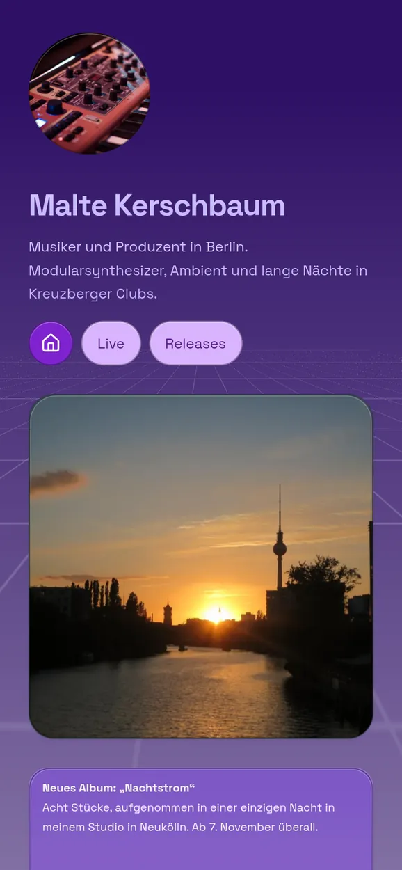 Auf dem Handy: Kasbu-Seite von Malte Kerschbaum, einem fiktiven Musiker aus Berlin, mit Fotos, Spotify, Karte und Ticket-Link
