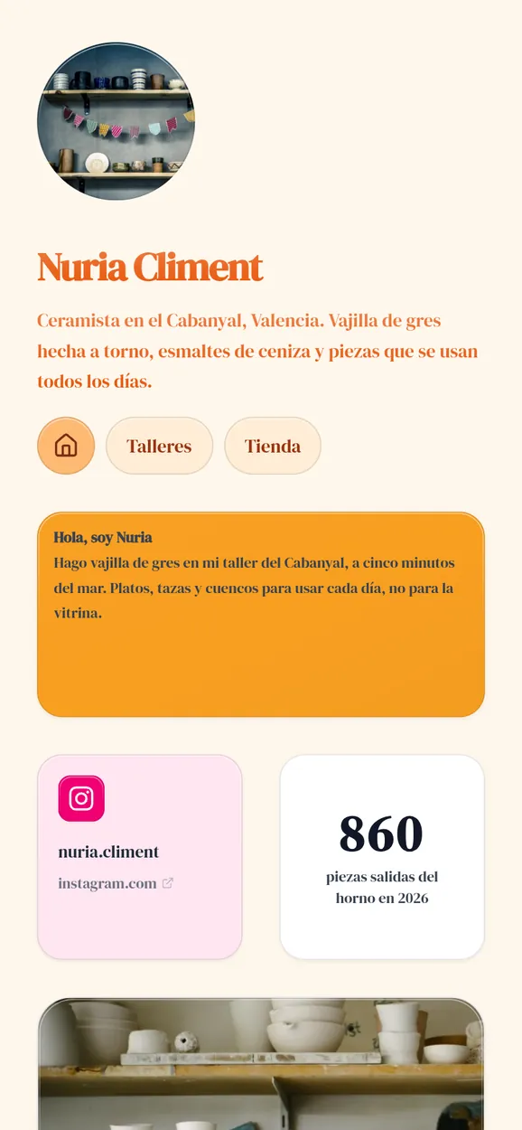 En el móvil: Página de Kasbu de Nuria Climent, ceramista ficticia de Valencia, con un grid de fotos, Instagram, mapa, Spotify y enlaces