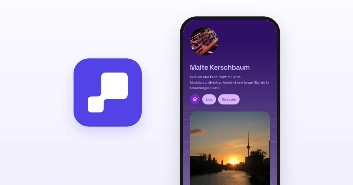 Das App-Icon von Kasbu neben einem Smartphone mit einer echten Kasbu-Demoseite (Malte Kerschbaum, fiktiver Musiker aus Berlin) auf zartem Lavendelhintergrund