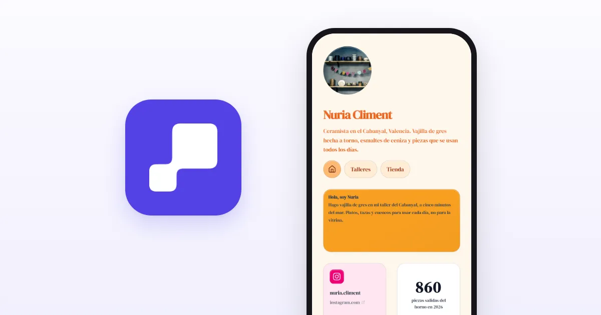 El icono de la app de Kasbu junto a un móvil con una página demo real de Kasbu (Nuria Climent, ceramista ficticia de Valencia) sobre un fondo lavanda suave